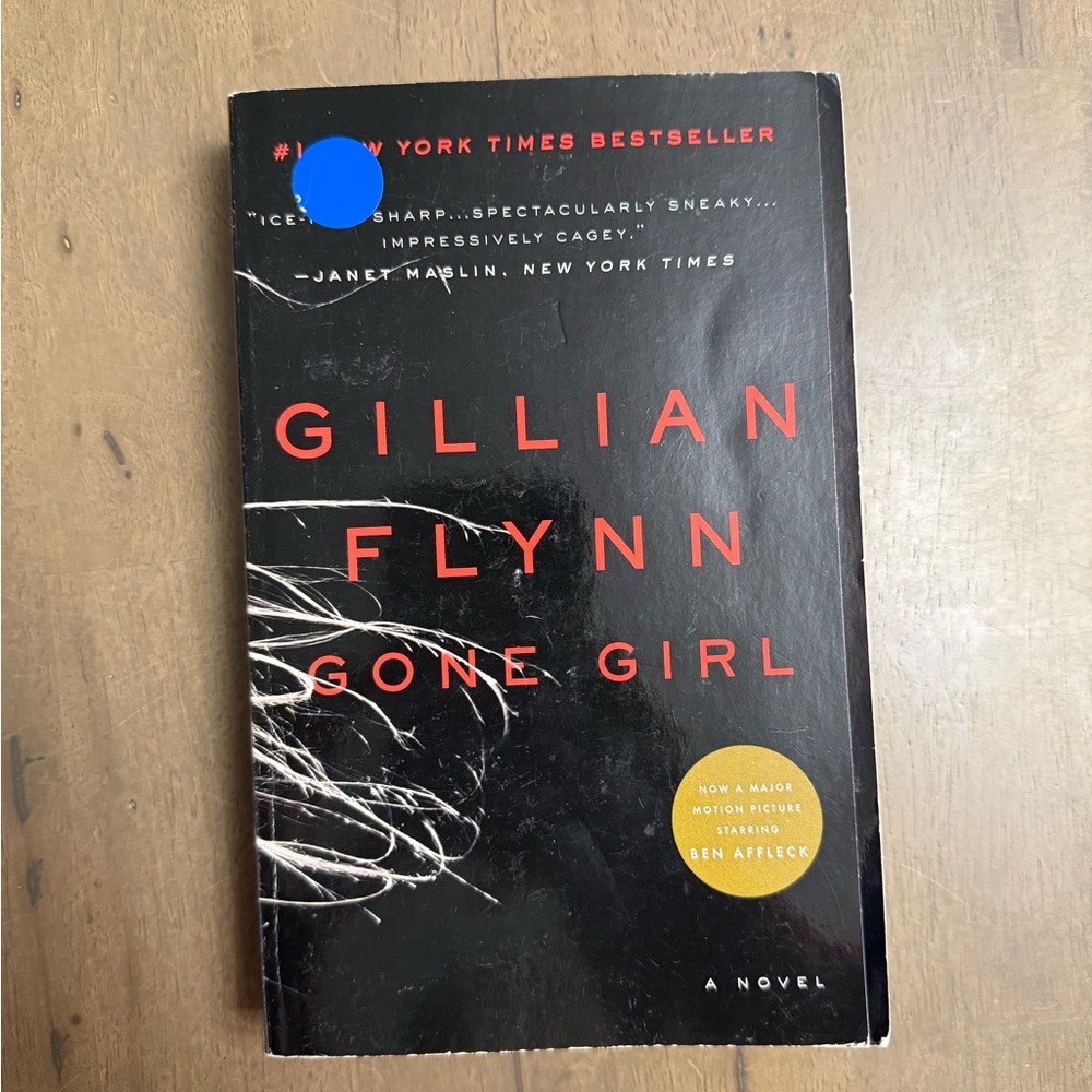 🐰Gone Girl by Gillian Flynn Paperback